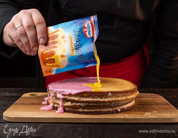 Приготовьте цветную глазурь Dr. Oetker по инструкции. Покройте глазурью верхний корж торта.