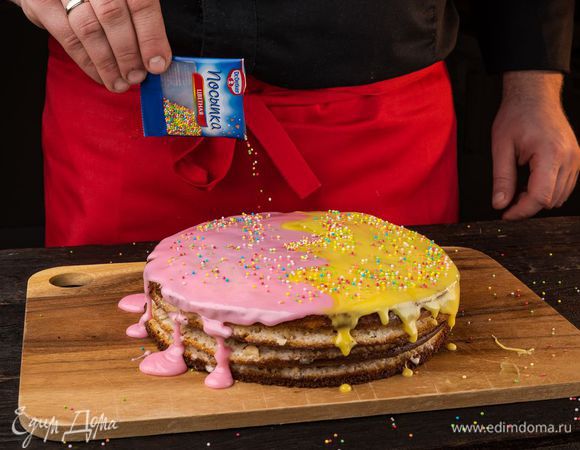 Пока глазурь не застыла, украсьте торт цветной посыпкой Dr. Oetker.