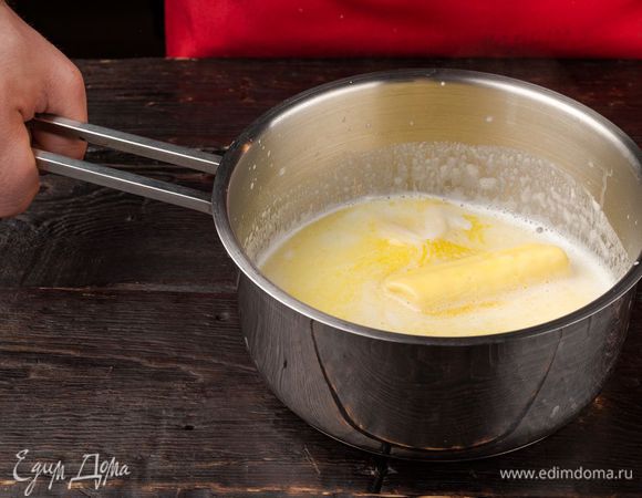 Молоко со сливочным маслом подогрейте, но не доводите до кипения. Масло должно растаять.