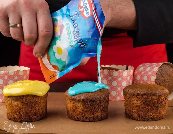 Приготовьте сахарную глазурь Dr. Oetker — зеленую, желтую, белую, розовую или голубую — в соответствии с инструкцией на упаковке. Покройте остывшие куличи глазурью.