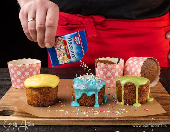 Не давая глазури застыть, украсьте кондитерской посыпкой Dr. Oetker.