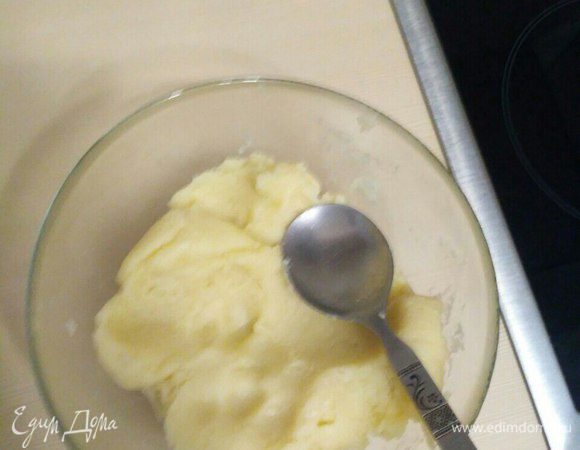 В небольшую кастрюльку поместить теплую или горячую воду и сливочное масло комнатной температуры.  Постоянно помешивать на небольшом огне, пока масло не растворится, и вода не начнет закипать. Как только увидите первые пузырьки, всыпаем муку (в просеянную муку добавить соль и сахар), интенсивно помешивая, снимаем кастрюльку с огня. Мешать массу до тех пор, пока вся мука не войдет в тесто, и масса станет однородной, гладкой, будет единым комком.