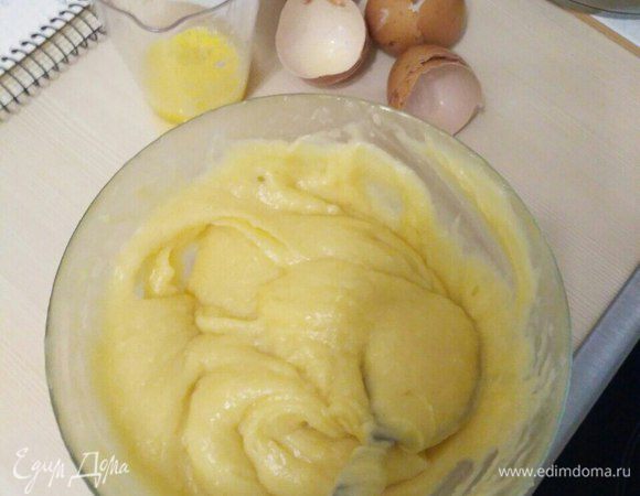 Готовое тесто немного остудить, чтобы яйца не свернулись, можно переложить в другую посуду. Вбить по одному яйца, после каждого интенсивно вымешивать тесто до однородности. Здесь есть важный нюанс, яиц может пойти не 4, как указано в рецепте, а 3 или 3,5. Важна консистенция теста, оно д. б. густое!!! Поэтому, вбить по одному три яйца, вымесить и смотреть густоту, тесто на противине не должно расползаться, разве что совсем чуточку.