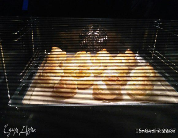 На противень, высланный промасленным пергаментом, отсадить профитроли. Можно это сделать с помощью кондитерского мешка, просто ложкой, я срезала уголок обычного пакетика. Получилось 14 профитролей. Духовку разогреть до 180-200°С (это нужно сделать заранее). Выпекать минут 40.