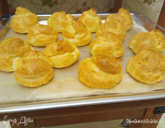 Готовые пирожные должны быть с румяной корочкой. Важно, чтобы они пропеклись, иначе тут же осядут после открывания духовки. Когда изделия готовы, не доставайте их сразу, дайте подсохнуть, слегка приоткрыв дверь духового шкафа.