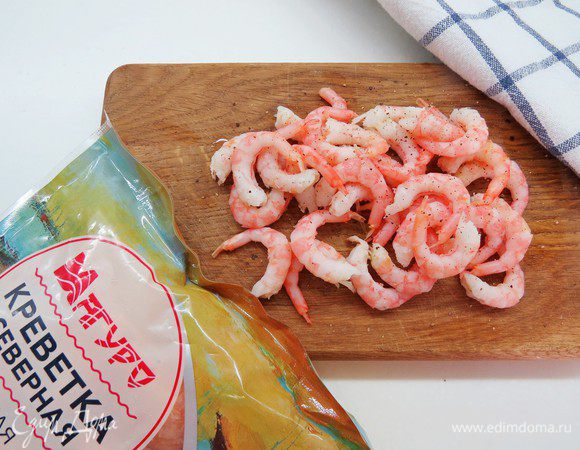 Очищаем креветки от панцирей, удаляем голову. Солим и перчим.