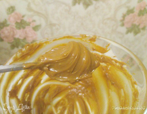 Размягченное сливочное масло комнатной температуры взбить с банкой сгущенки. Масло лучше добавлять понемногу до нужной консистенции, т. к. крем может получиться достаточно жидким и в последствии вытечь из пирожных.