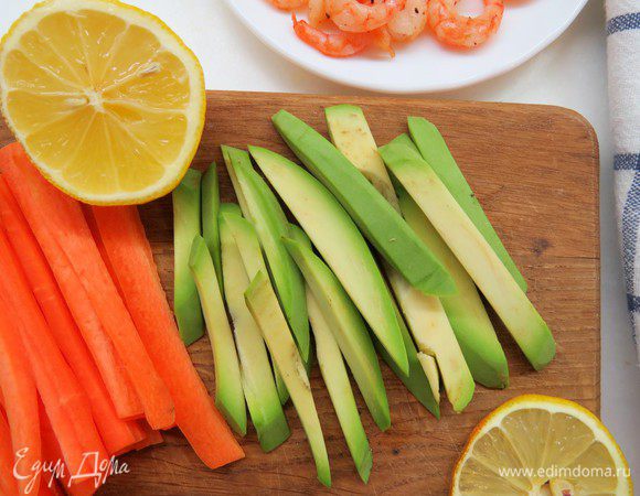 Нарезанный авокадо сбрызгиваем соком лимона.