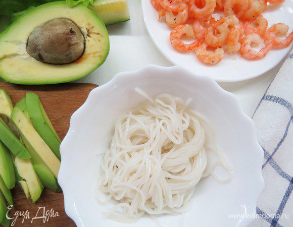 Рисовую лапшу отвариваем согласно инструкции на упаковке. 