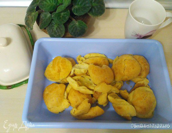 А вот это первый неудачный замес. Тесто было жидковато, но они успешно поднялись, однако, когда я открыла духовку, на глазах превратились в блинчики)) Ни в коем случае не открывайте духовку, если не уверены, что пирожные готовы. Всем удачи!