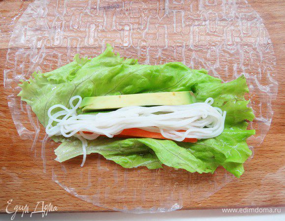 Поверх овощей выкладываем рисовую лапшу. 