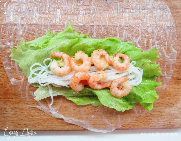 Сверху выкладываем чесночные креветки. 