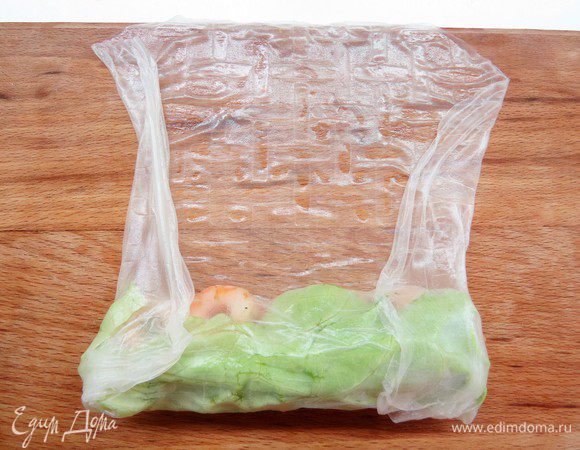 Начинаем заворачивать наш блинчик снизу, затем накрываем середину боковыми частями и туго скручиваем ролл.