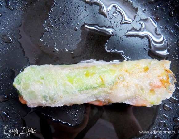 По желанию роллы можно обжарить во фритюре, получится очень вкусно. Я обжарила на том же чесночном масле, которое осталось от обжарки креветок. 
Важно, чтобы рисовая бумага не была порвана, и ролл был герметично скручен, иначе раскаленное масло попадет внутрь, и пар взорвет спринг-ролл изнутри.