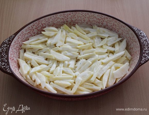 Перемешать и выложить в форму, отправить запекаться в духовку при 200°С до полуготовности 15-20 минут.