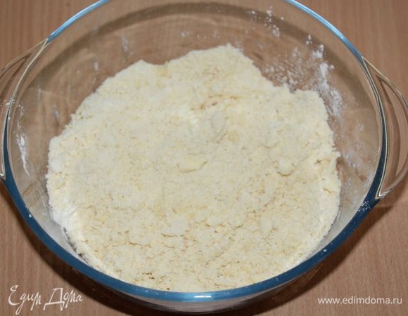 В это время приготовим крамбл: в муку добавить охлажденное масло и перетереть руками.