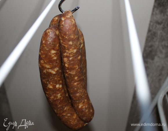 В моих условиях самым подходящим помещением стал балкон. Можно при отсутствии подходящего помещения положить колбасу на решетке в холодильнике или подвесить на дверце внутри него и забыть о колбасе минимум на месяц. Если вы любите более сухую колбасу, ее можно спустя 2 недели подвесить на кухне вдали от источников тепла.