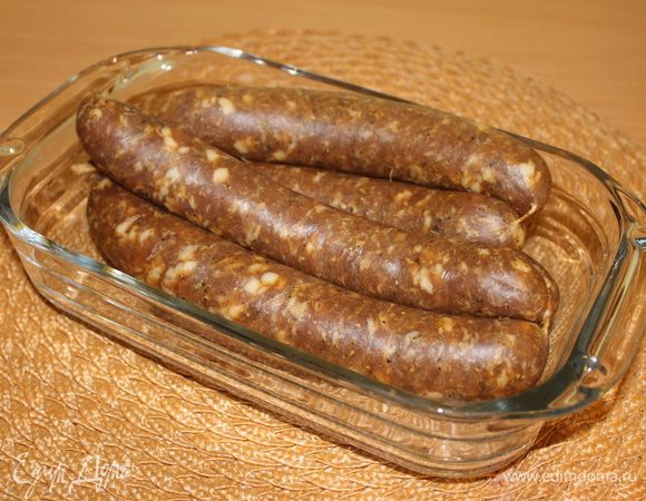 Этой колбаске всего сутки,но она готова к употреблению, ее можно пожарить в барбекю или отварить подкоптить, но я буду вялить, поэтому результат будет спустя месяц. Она усохнет, станет тверже, проявится характерный для чоризо красный оттенок, которой дает паприка и происходящий во время вяления процесс ферментации обогатит аромат и вкус сыровяленой колбасы.