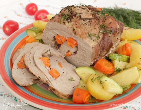 Затем мясо поставить в холодную духовку, выставить температуру 180-190°С и запекать около 1,5-2 часов. Подавать в горячем или холодном виде.