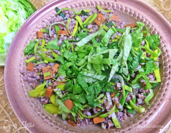 Салатные листья порвать или нарезать. 