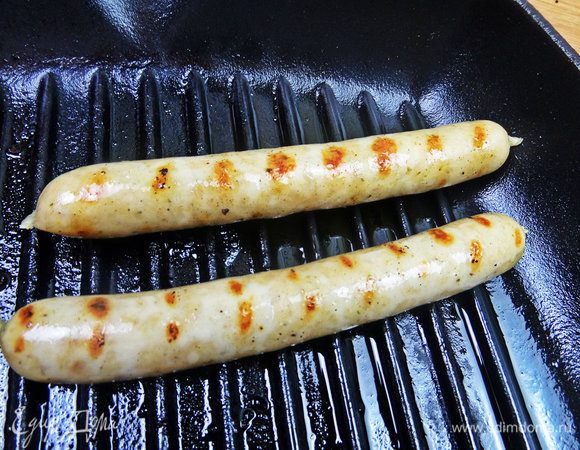 Колбаски (у меня куриные для гриля,без красителей, поэтому такие бледные) обжарить на гриль-сковороде.