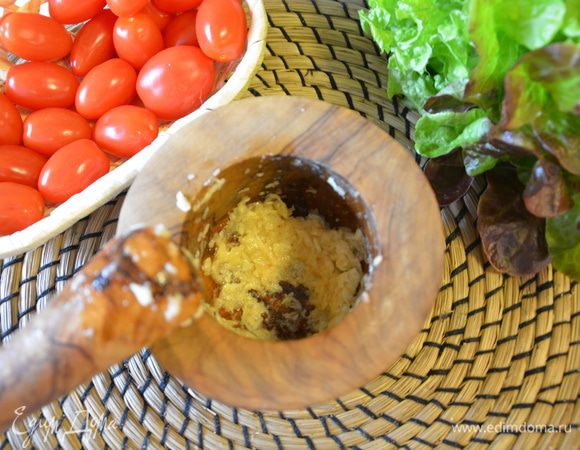 В ступке перетереть чеснок с солью. 