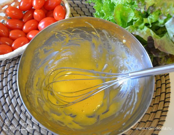 Яичный желток хорошо взбить венчиком.