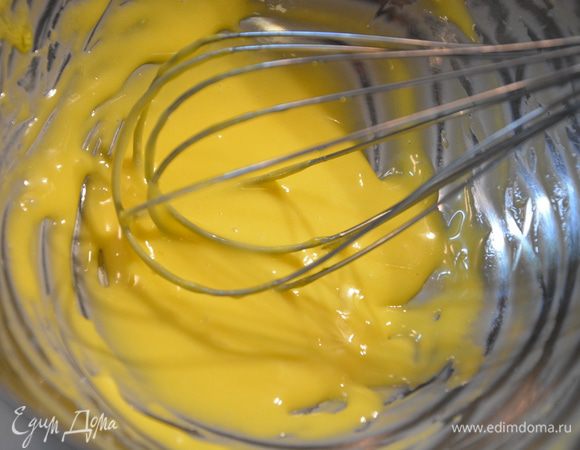 Добавить каплю оливкового масла и взбивать пока масса не загустеет.