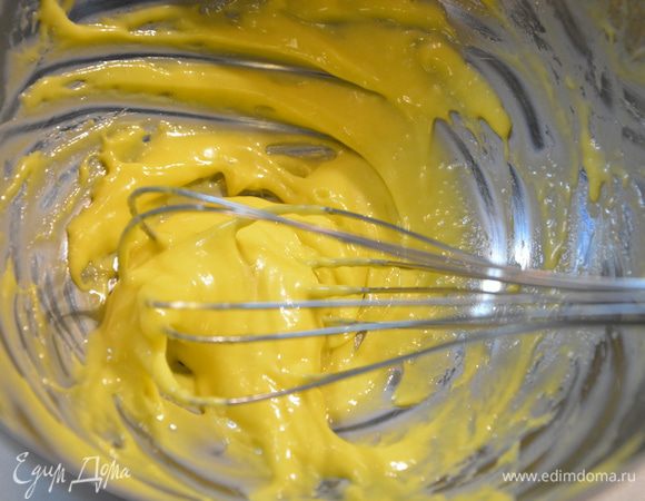 Далее тонкой струйкой ввести еще часть оливкового масла, хорошо взбить.