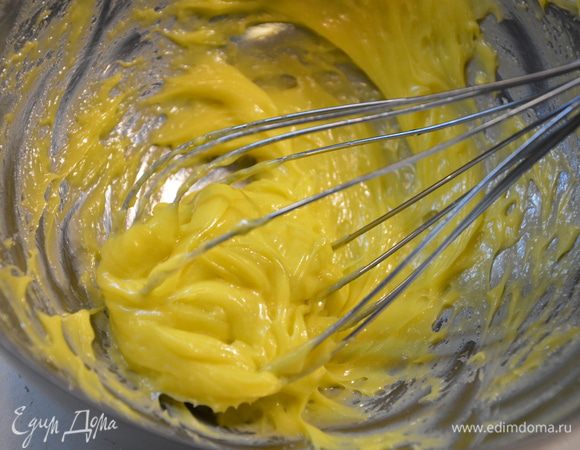 Добавить оставшуюся часть оливкового масла и взбить. Масса должна стать очень густой.