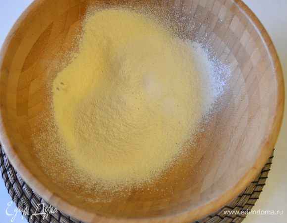 Для лепешек: просеять кукурузную и пшеничную муку, соль. Перемешать.