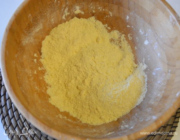 Добавить холодное сливочное масло и растереть в крошку.