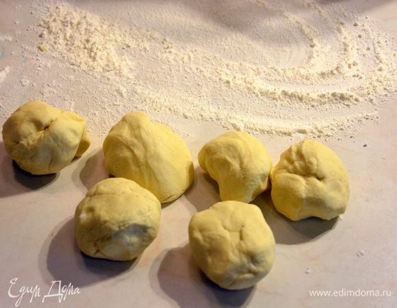 Разделить тесто на 6 частей.