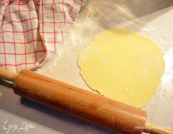 Раскатать лепешки.