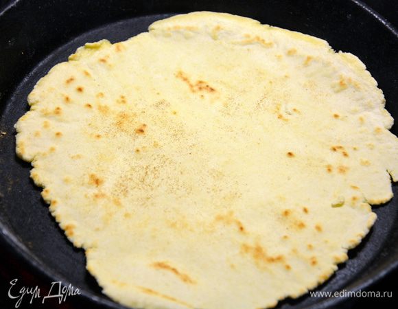 Жарить на хорошо разогретой сковороде с 2-ух сторон без масла. Лепешки готовы!