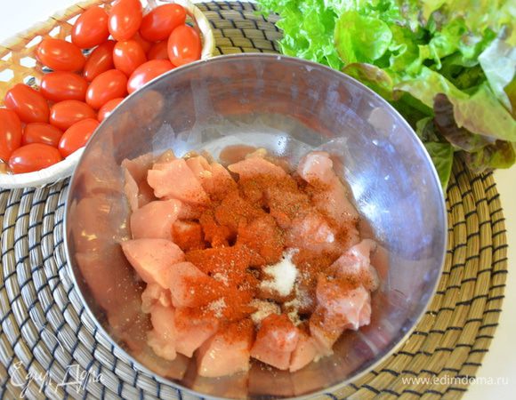 Куриное филе нарезать на куски, посыпать солью, паприкой и перцем, перемешать. Можно оставить мариноваться на 20-30 минут. Я жарила сразу.