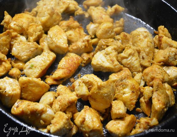 Курицу обжарить на оливковом масле до готовности.