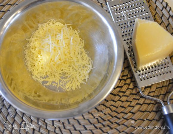 Сыр натереть на терке.