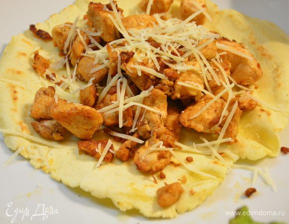 Сборка: (лепешку можно смазать оливковым маслом, но я не смазывала) на лепешку выложить курицу, тертый сыр.