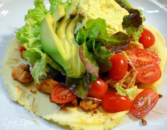 Салатные листья, авокадо и соус алиоли. Все это также можно полить оливковым маслом, посолить и поперчить.