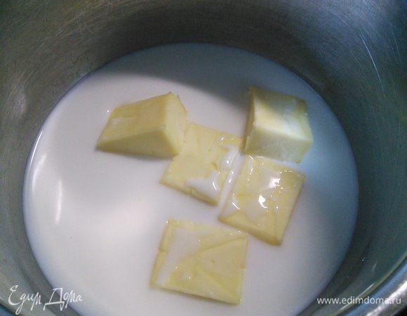 Для заварного теста нужно растопить масло в смеси молока и воды. Добавить сахар и соль.