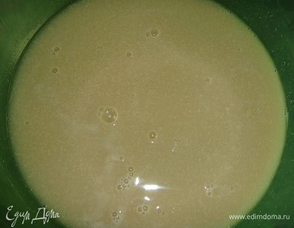 В глубокую миску всыпать дрожжи, 2 ст. л. сахара и влить теплую воду. Размешать до растворения сахара и поставить в теплое место на 10 минут.