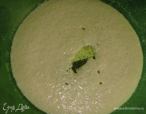 Влить кедровое масло (или подсолнечное), всыпать соль и перемешать.