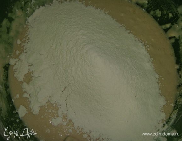 Просеять в миску 2,5 стакана муки. Сначала перемешать ложкой, а потом замесить тесто руками. Если тесто липнет к рукам всыпать еще немного муки.