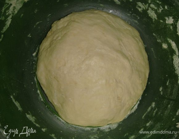 Миску с тестом накрыть пищевой пленкой и поставить в тепло на 1 час.