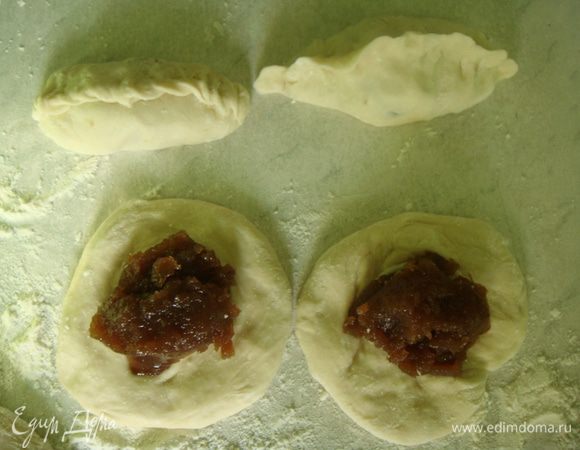 Взять немного теста, сделать из него лепешку, выложить повидло и слепить пирожок.