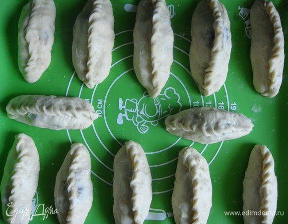 Противень смазать маслом или застелить силиконовым ковриком, выложить пирожки и оставить в теплом месте на 15 минут.