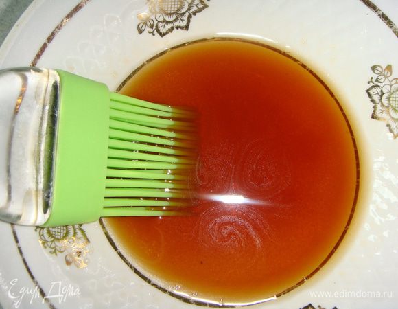 Так как у нас постные пирожки, поэтому мы будем их смазывать крепким чаем. Заварить чай и растворить в нем 3 ч. л. сахара.