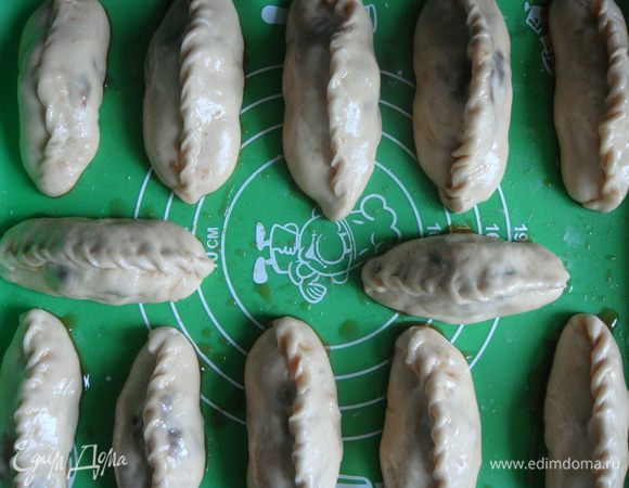 Смазать пирожки чаем.