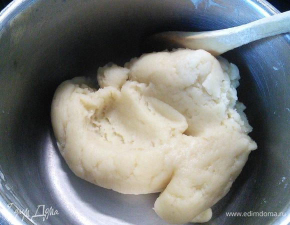 Довести до кипения, снять с огня и сразу ввести всю муку. Энергично вмешать муку и заварить тесто. Немного охладить.